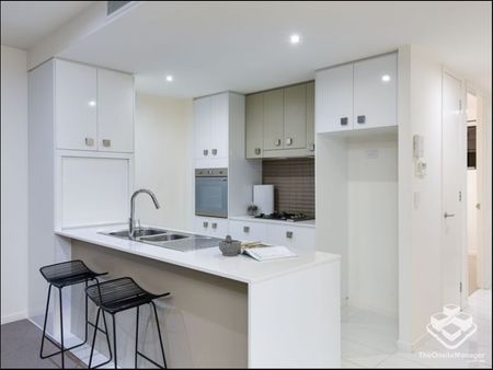 Ground floor unit with courtyard and private gate and storage room - Photo 3