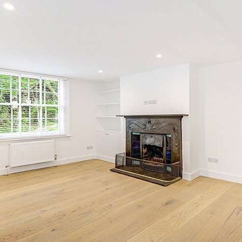 This hidden gem is accessed through a leafy garden and offers lovely cottage style accommodation on two floors. It is presented in excellent condition throughout, with wood floors in the rec - Photo 1