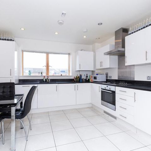 2 bed 2 bath within a modern new build minutes to a piccadilly tube line - Photo 1