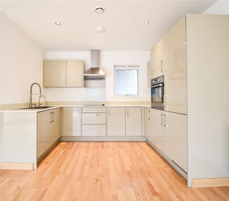 A beautiful 1 bedroom apartment located at this exclusive development only a short walk to the Railway Station and Cambridge Leisure Centre. GCH. Secure allocated parking. Phone entry system. Communal gardens. Unfurnished. - Photo 3