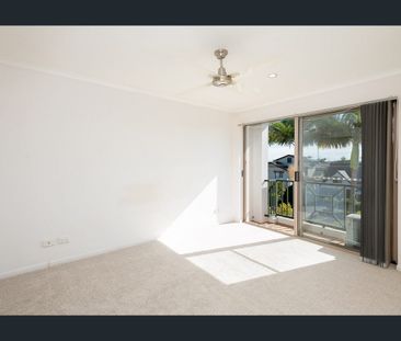 Top Floor Waterfront Apartment with Broadwater Views - Photo 1