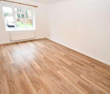 Bedroom Ground Floor Apartment In Bramley, GU5 - Photo 4