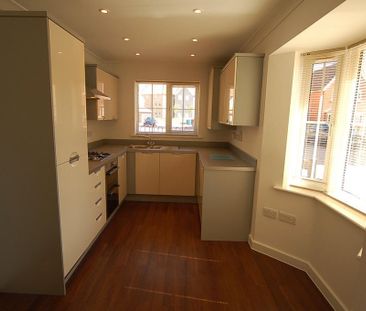 4 bedroom semi-detached house to rent - Photo 2