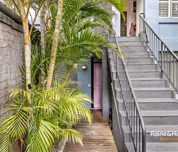 Charming Art Deco apartment in small complex of four. - Photo 2