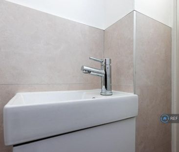 3 bedroom flat to rent - Photo 4