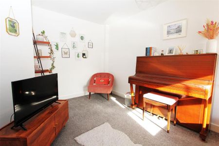 2 bedroom end of terrace house to rent - Photo 2
