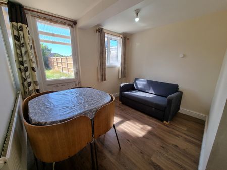 4 Bed Student Accommodation - Photo 2