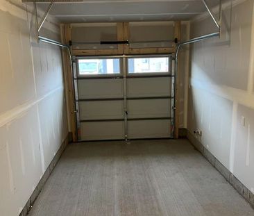 For Lease - 376 Les Emmerson Drive, Barrhaven, Ontario - Photo 2