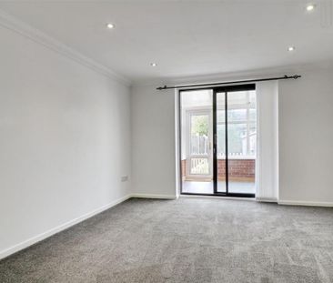 2 bedroom mews to rent - Photo 3