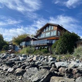 Beautiful Waterfront Home=www.COASTRENTALS.ca - Photo 1