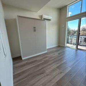 York Studio 612 - Stunning - bright studio for rent in Garrison area! - Photo 2