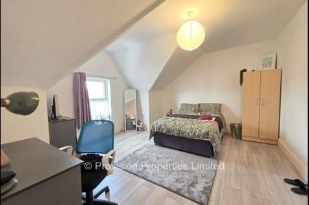 6 Bedroom Student Properties Leeds - Photo 4