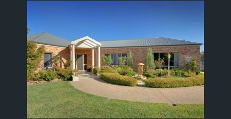 Executive 4 Bedroom Home opposite the Golf Course !! - Photo 3