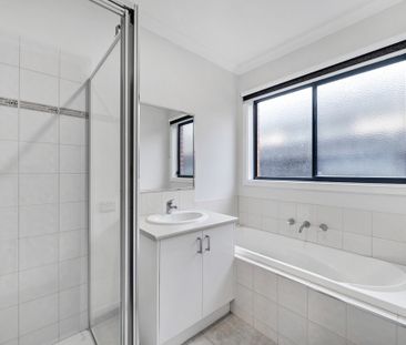 2 Green Orchid Circuit, Pakenham VIC 3810 - House For Rent | Domain - Photo 1