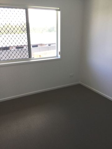 Stylish Townhouse in Coomera – Contemporary Living in a Prime Location - Photo 3