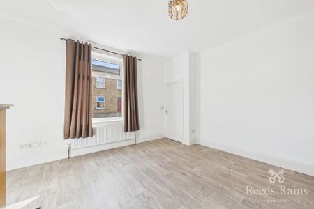 3 bedroom end of terrace house to rent - Photo 3