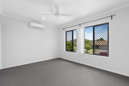 Modern living townhouse with close proximity to schools and public transport - Photo 3