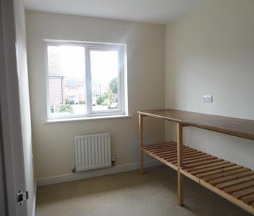 3 bedroom semi-detached house to rent - Photo 2