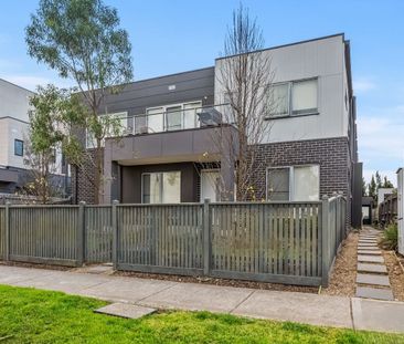 Spacious Two-Bedroom Design with Private Bathrooms - Photo 2
