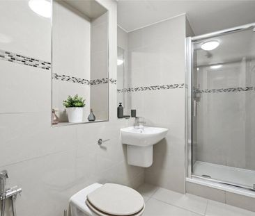 2 bedroom flat in London - Photo 1