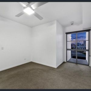 EXCELLENT LAYOUT 2 bedroom 1 bath apartment WITH car parks - Photo 2