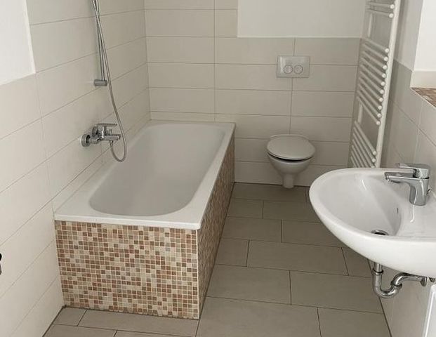 Helle Wohnung im Hinterhaus! Schöne Terrasse und Tageslichtbad mit Wanne! - Photo 1