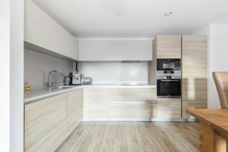 Tooting High Street, SW17, London - Photo 3