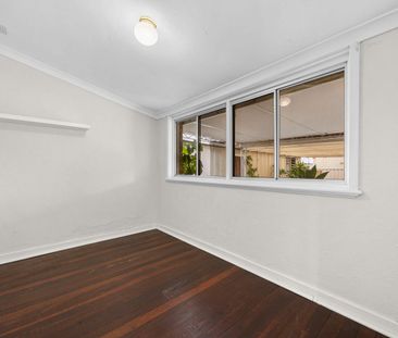 Lovely renovated 3 x 1 house, lounge/dining + sunroom, neat lawns a... - Photo 5