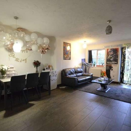 Kings Road, Egham, TW20 - Photo 1