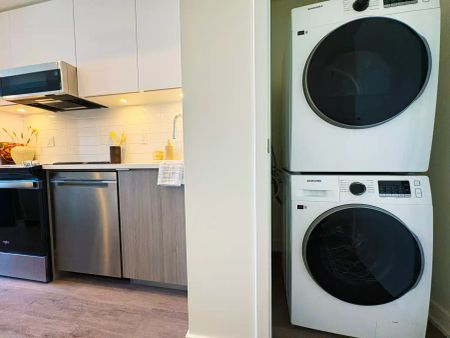 West Square Cityview — 1 Bedroom - Photo 2