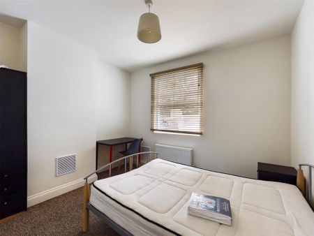 3 bedroom flat to rent - Photo 2
