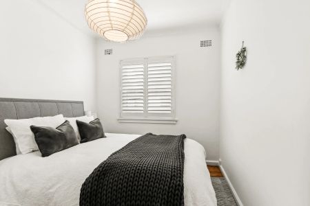 Beautifully Bright, Oversized Apartment - Photo 2