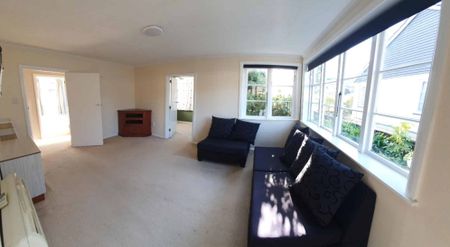 Cosy family home with garden veges - Photo 2