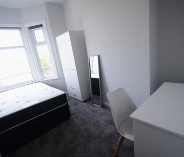 4 bedroom end of terrace house to rent - Photo 3