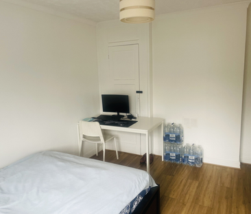 1 bedroom in a house share to rent - Photo 2