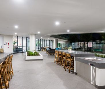 Luxurious, Secure Apartment in Prestigious Location w/ Stunning Vie... - Photo 4