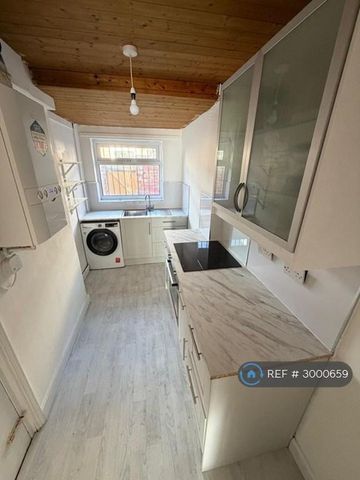 2 bedroom terraced house to rent - Photo 4