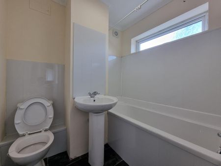 3 bedroom flat to rent - Photo 4