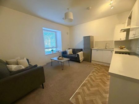 2 bedroom flat to rent - Photo 2
