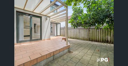 Renovated 3 bedroom pet friendly home - Photo 5