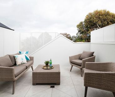 MAGNIFICENT ARCHITECTURALLY DESIGNED HOME - Photo 4