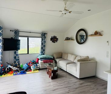 Modern 3-Bedroom Home with Views and Great Locatio - Photo 4