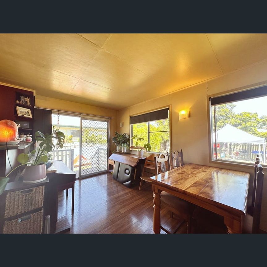 3 Bedroom, 1 Bathroom Backs onto High School - Photo 1