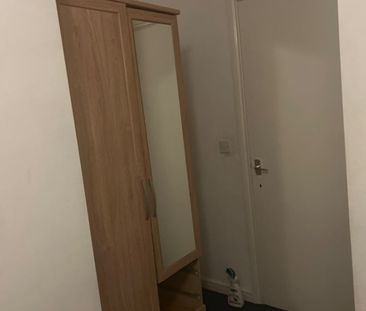 Room in a Shared House, North Road, N7 - Photo 3