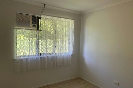 LARGE 5 BEDROOM FAMILY HOME WITH MULTIPLE LIVING AREAS - Photo 5