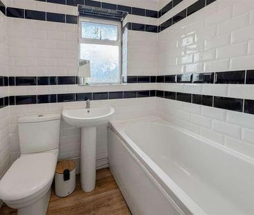 Bodiam Crescent, Eastbourne, BN22 - Photo 3