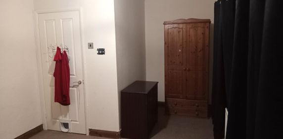 Room in a Shared House, Bedford Place, CR0 - Photo 2