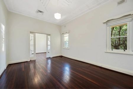 Charming apartment on Broadway - Photo 3