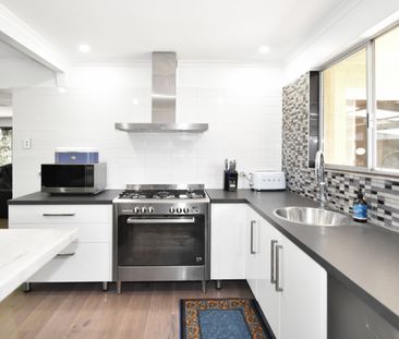 Large Four Bedroom, Two Bathroom Family Home! - Photo 2