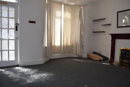 3 Bed Terraced House, Stanley Road, IG1 - Photo 2